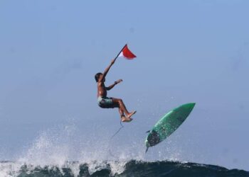 Ketika peselancar Lakey rayakan HUT RI Ke-79 di atas amukan ombak