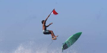 Ketika peselancar Lakey rayakan HUT RI Ke-79 di atas amukan ombak