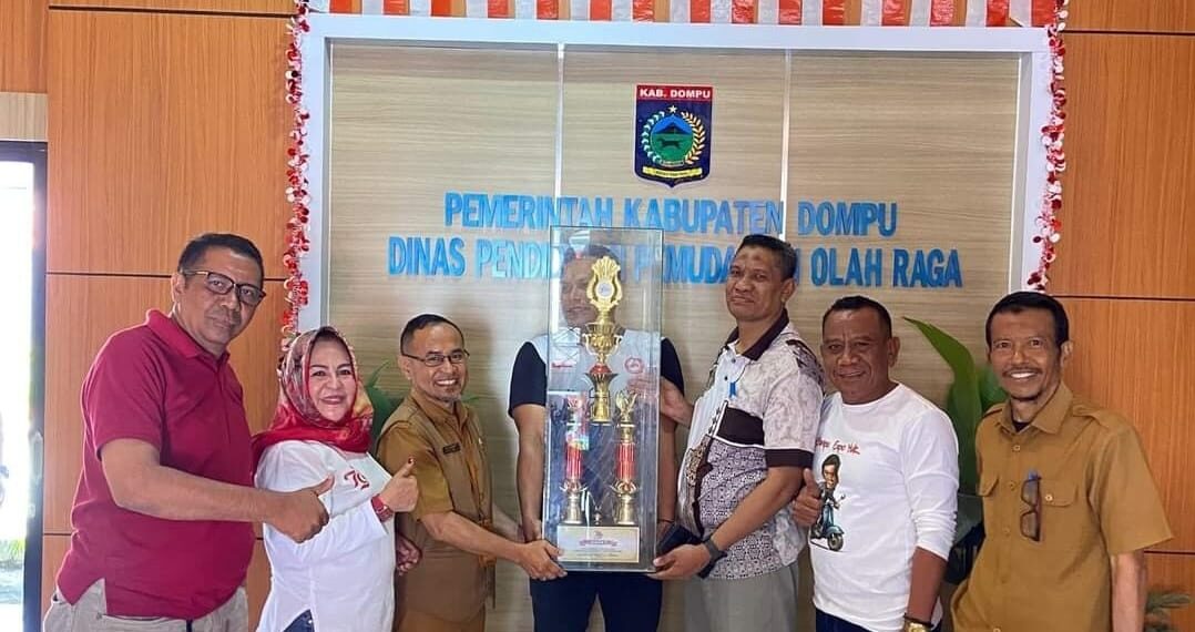 📷 Kepala dinas Dikpora (kanan/kemeja putih) menerima piala juara satu lomba kebersihan dan keindahan perkantoran tahun 2024. (Mami).