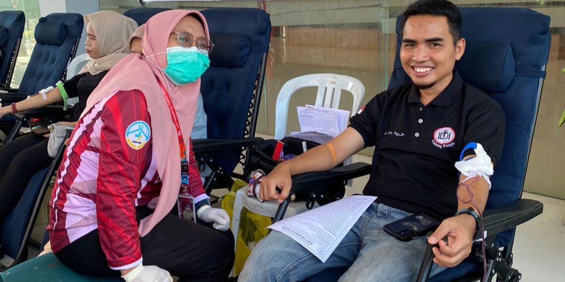 📷 Dokter Fitratul sedang diambil darahnya oleh staf UTD RSUD Dompu, saat bhakti sosial hari Pahlawan tahun 2024 Pemkab Dompu. (Van).