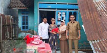 Korban angin puting beliung dan tanah longsor dapat bantuan Dinsos
