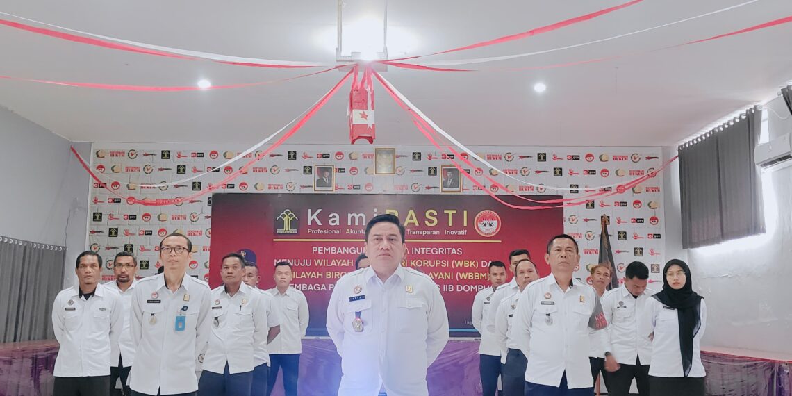 📷 Lapas Kelas II B Dompu berkomitmen mewujudkan lembaga pemasyarakatan yang bebas narkoba dan hp ilegal. Kalapas Arya Galung (paling depan) bersama jajaran rutin melakukan rajia terhadap warga binaan supaya lingkungan Lapas aman dan sehat. (Zb).