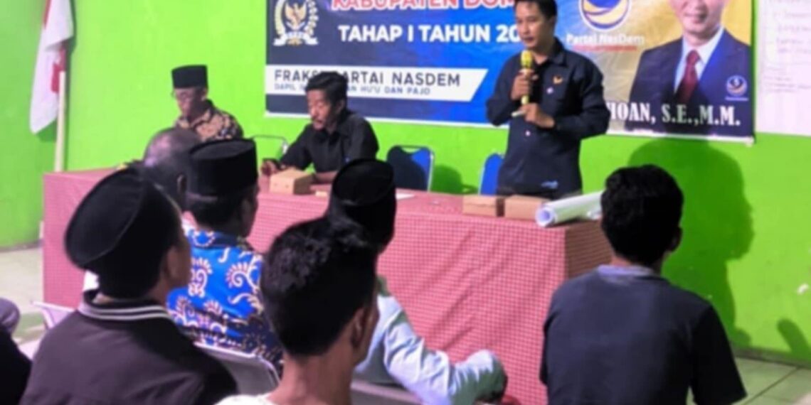 📷 Ramadhoan, S.E.,M.M (berdiri) ketika mendengarkan usulan konstituen di Desa Lune, Kecamatan Pajo. Dia siap memperjuangkan aspirasi rakyat dalam penyusunan kegiatan pemerintah. (Rm).