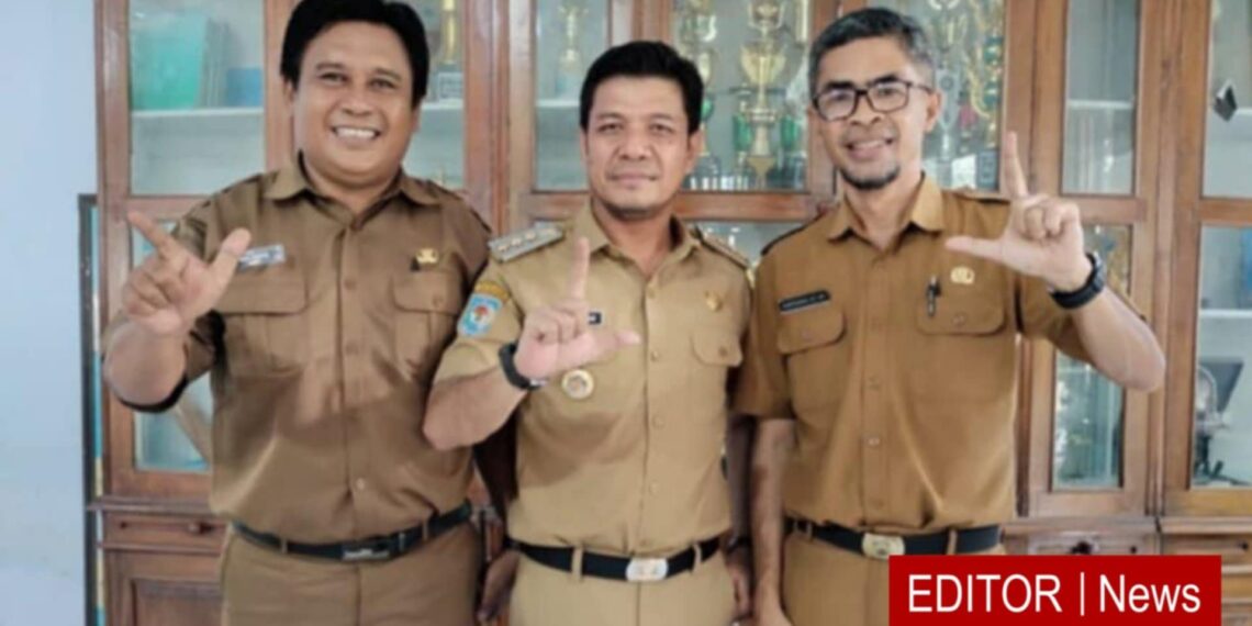 📷 Dedi (kiri) bersama Bupati Dompu (tengah) usai pembukaan bimtek kepenulisan berbasis konten budaya lokal. (Da).