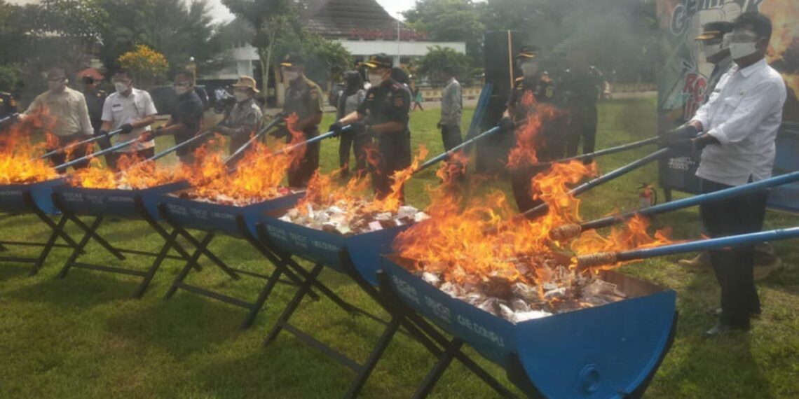 📷 Bea Cukai Sumbawa bersama jajaran Forkopimda lingkungan Pemkab Dompu, Rabu (21/5/2025) melakukan pemusnahan rokok ilegal. (Zb).