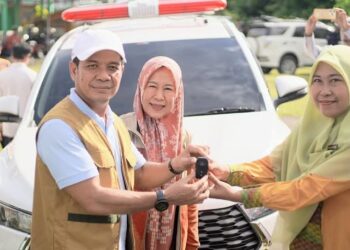 Kunker di Pekat, Bupati Dompu bagikan Ambulan dan serap aspirasi warga