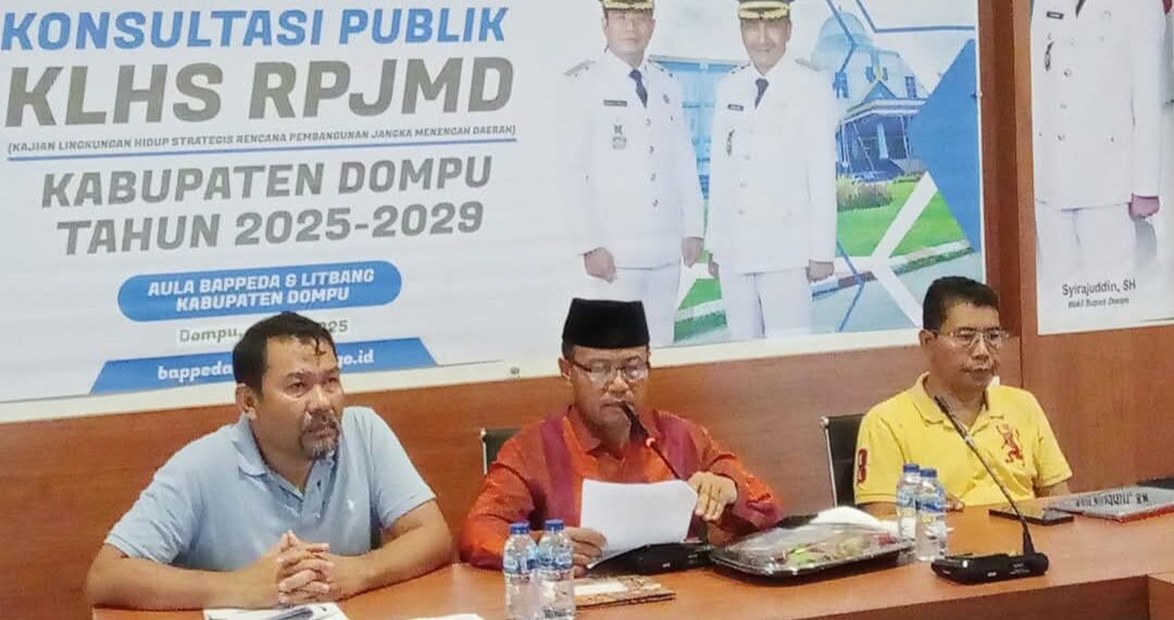 📷 Sekretaris Daerah Kabupaten Dompu, Gatot GunawanP.Putra (tengah) membuka secara langsung Konsultasi Publik I Kajian Lingkungan Hidup Strategis (KLHS) dalam penyusunan Rencana Pembabangunan Jangka Menengah Daerah (RPJMD) Tahun 2025-2029. (Zn).