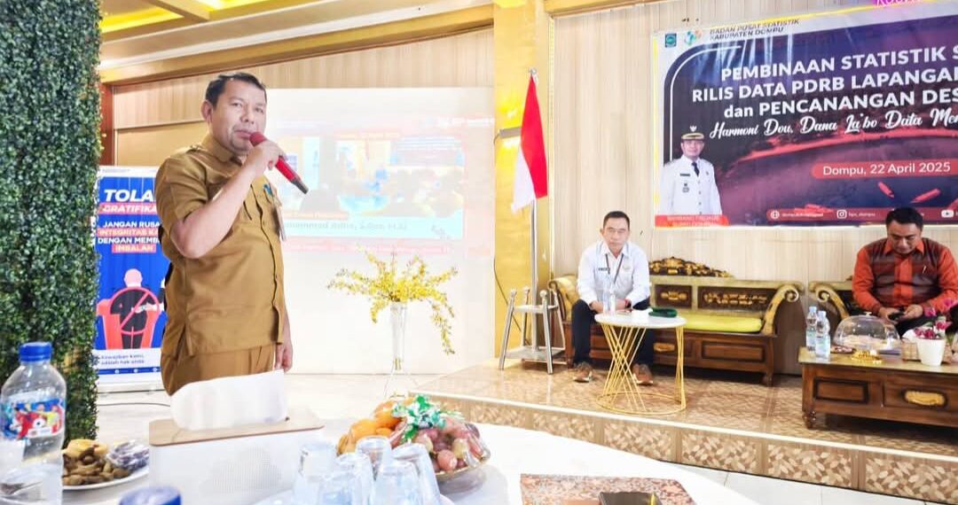 📷 Plt. Kepala Bappeda dan Litbang Kabupaten Dompu, Muh Adhar menjadi pemateri pada acara FGD pembinaan statistik. (Zn).