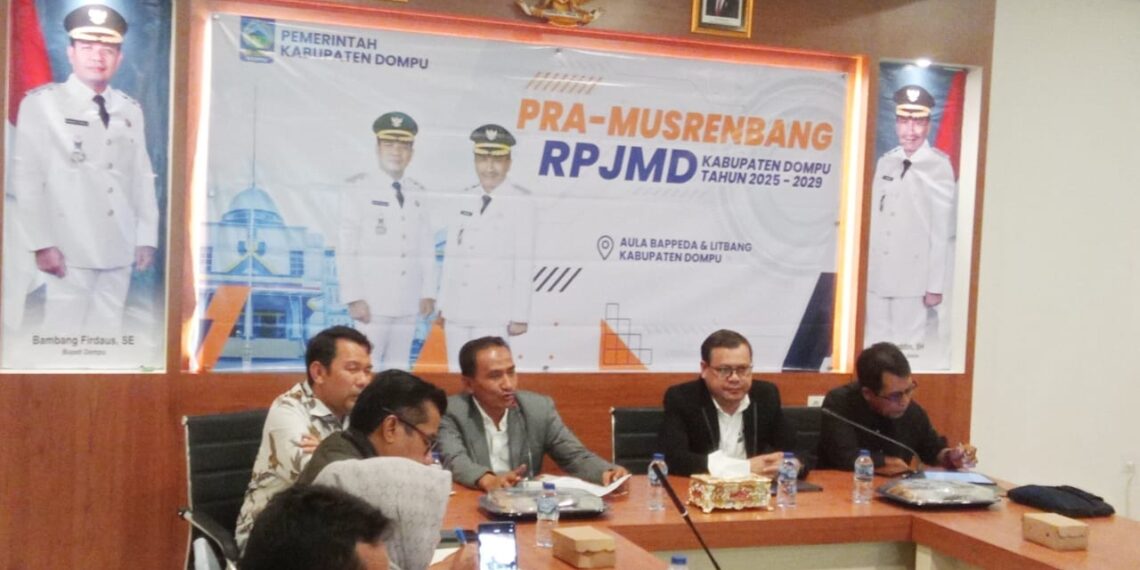 📷 Syirajuddin, S.H (tengah) berpesan saat membuka pra Musrenbang tahun 2025 agar RPJMD 2025-2029"wajib memuat visi Dompu Maju. (Zn).
