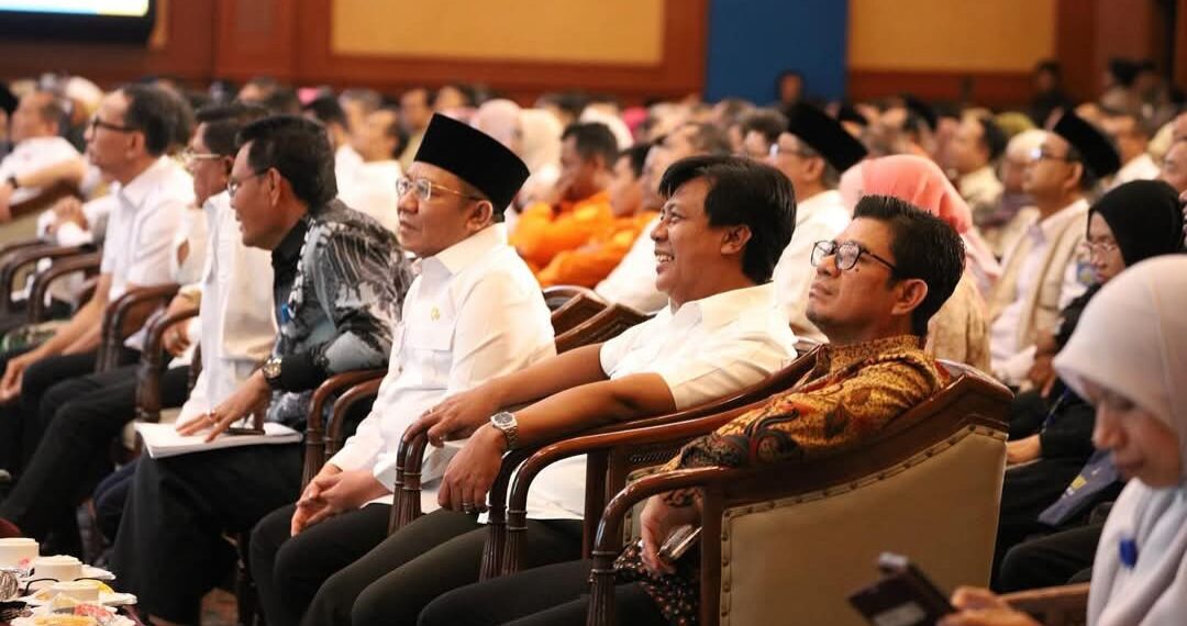 📷 Bupati Bambang (batik coklat/kacamata) serius mendengarkan sambutan Mendagri pada pembukaan Musrenbang Provinsi NTB tahun 2025. (Zn).