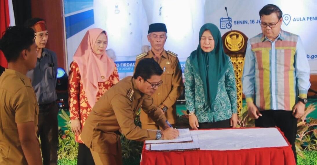 📷 Bupati Dompu (membungkuk) saat meneken berita acara pelaksanaan Musrenbang 2025-2029. (Zn).