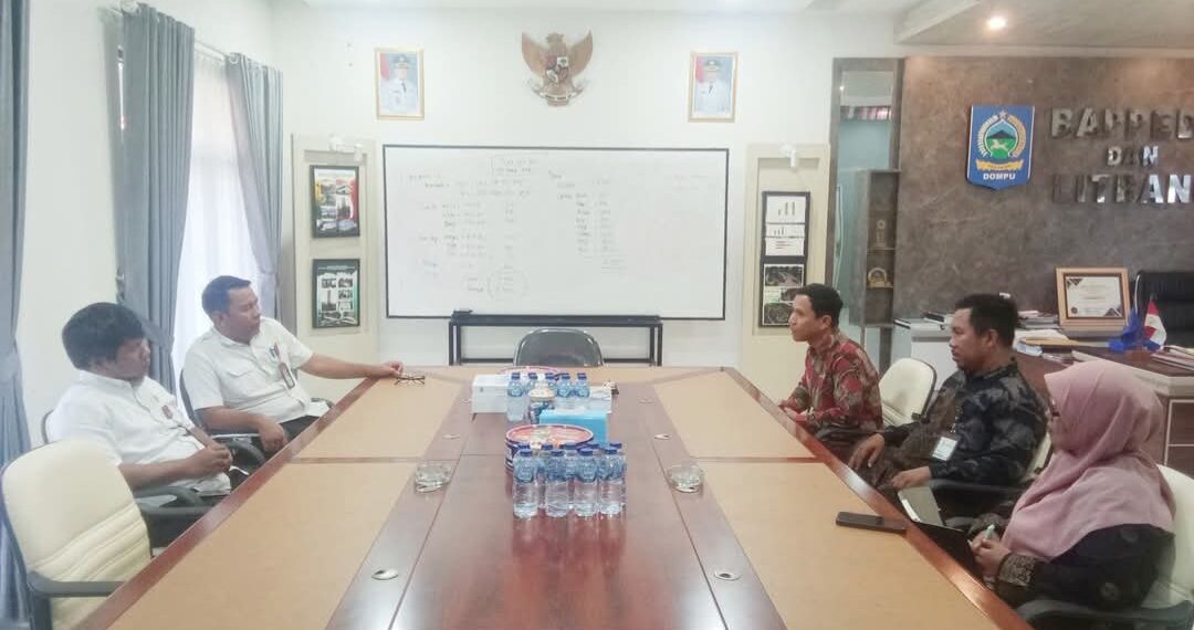 📷 Pembahasan persiapan Desa Cantik antara Bappeda Dompu bersama tim dari BPS. (Zn).