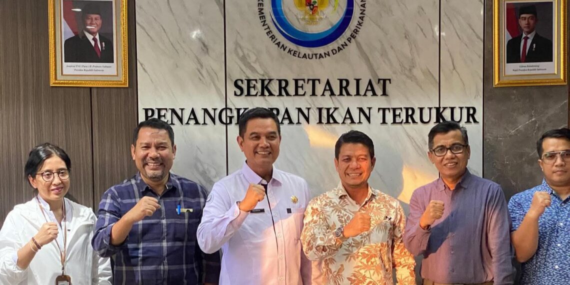 📷 Ridwan Mulyana (tengah/kemeja putih), Bambang Firdaus (berbatik), Muhammad Adhar (kedua dari kiri) dan Asrullah (kedua dari kanan) usai membicarakan program kampung nelayan. Ridwan menyetujui proposal Bupati Dompu dan berjanji akan mewujudkannya mulai tahun 2026. (Prokopim).