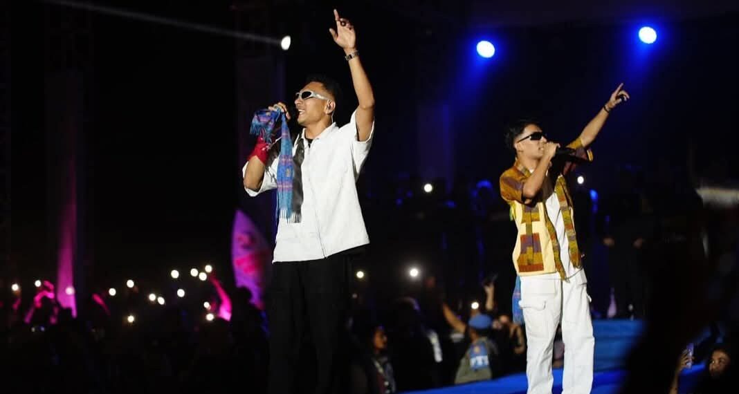 📷 Penampilan Juan Reza (depan) pada malam penutupan Festival Lakey 2025 di kawasan wisata Lakey - Dompu mengundang decak kagum pengunjung dan fansnya. Sunyi malam dibuat meledak oleh penyanyi asal NTT itu. Para penonton merasa puas terselenggaranya festival apalagi saat puluhan ribu dijamu dengan panggung hiburan. (Prokopim.Dompu).