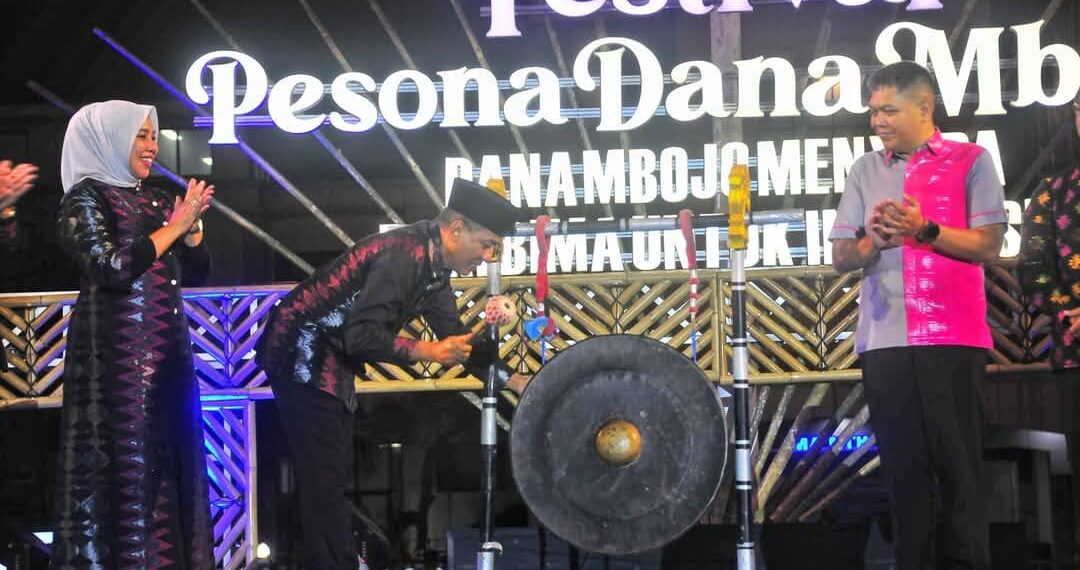 📷 Bupati Bima, Ady Mahyudi memukul gong tanda dimulainya Festival Pesona Dana Mbojo. (Zd).