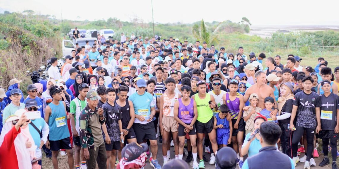 📷 Bule dan warga lokal peserta Fun Run di event Festival Lakey akan menaklukkan jarak tempuh menuju finish di Lakey Beach. Wisatawan mancanegara ini antusias mengikuti rangkaian festival 2025. (Zd).