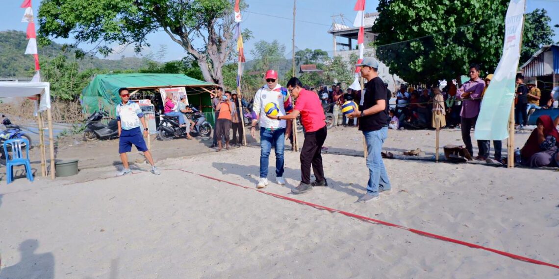 📷 Turnamen volly pantai pada Lakey Fest dibuka secara resmi oleh Asisten Pemerintahan dan Kesra Setda Dompu (kaos merah). Turnamen ini sekaligus mempromosikan wisata unggulan pantai Lakey. (Zd).
