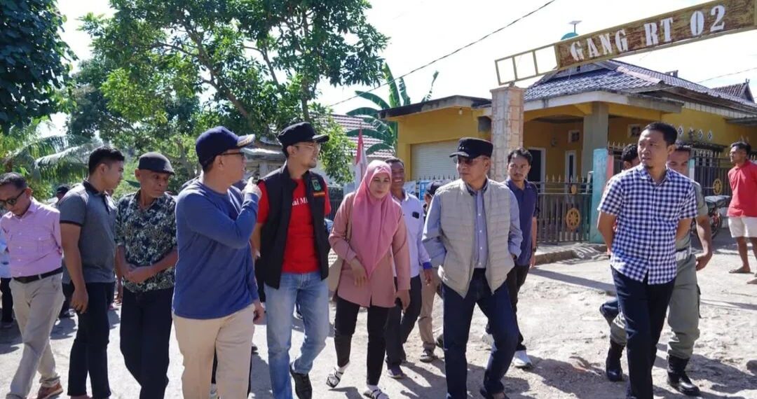 📷 Wali Kota Bima (rompi) meninjau pemasangan jaringan internet gratis di Kelurahan Ni'u. Jaringan ini sangat dibutuhkan masyarakat untuk aktivitas kehidupan sehari hari. (*/Zd).