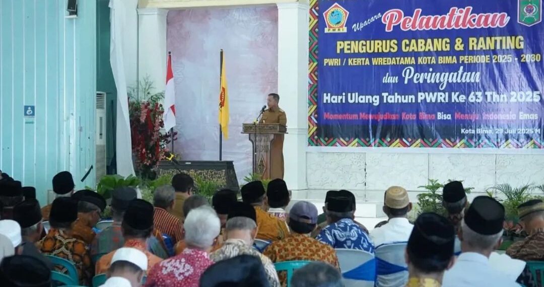 📷 Wali Kota Bima, A. Rahman Abidin menyampaikan sambutan pada pelantikan Pengurus Cabang dan Ranting PWRI/Kerta Wredatama Kota Bima Periode 2025-2030, bertempat di Convention Hall. (Zb).