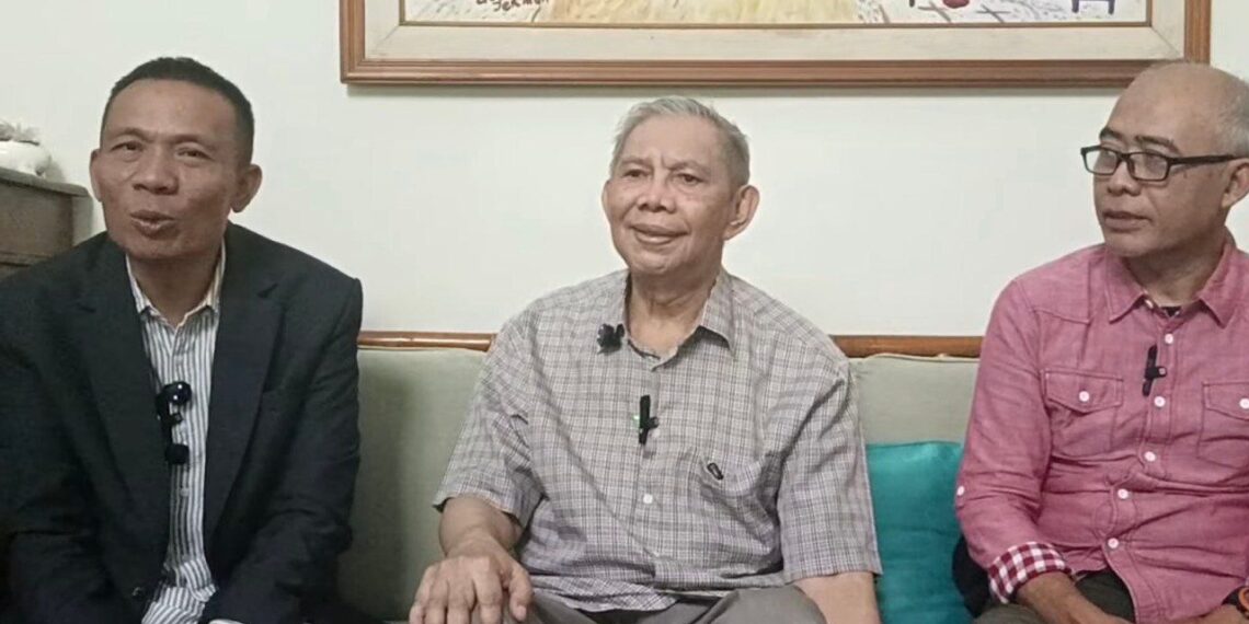 📷 Mantan Rektor Universitas Gadjah Mada (UGM) Profesor Sofian Effendi (Tengah) bersama Pakar Digital Forensik Rismon Hasiholan Sianipar (kiri). (Inilah.com).