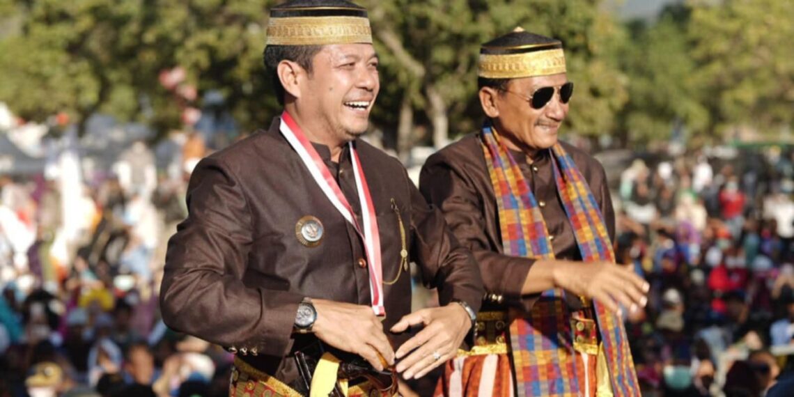 📷 Bupati Dompu, Bambang Firdaus (kiri) bersama.Wabup, Syirajuddin (kacamata) saat pembukaan Lakey Fest 2025 di kawasan wisata Lakey. (Fb: Bang Yogi).
