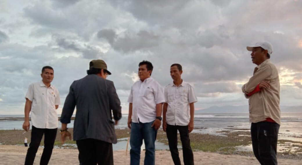 📷 Dedi Arsyik, S.Sos (kemeja putih/kedua dari kiri) sedang berbincang dengan panitia lainnya tentang persiapan dan kesiapan Festival Lakey. (Dd).