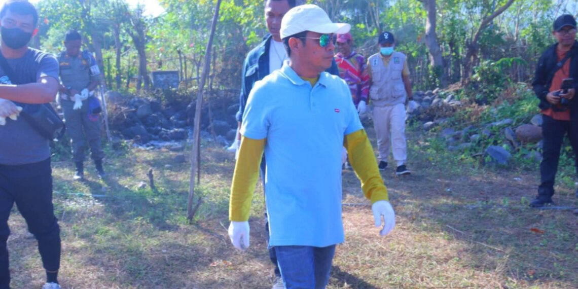📷 Bupati Dompu pimpin langsung bersihkan sampah pasca Festival Lakey 2025 di kawasan wisata pantai Lakey. (Prokopim Dompu).