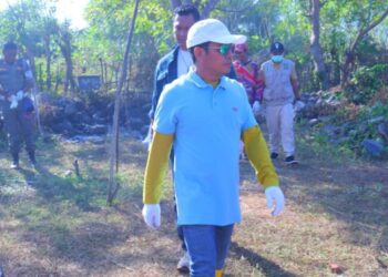 Bupati Dompu turun langsung pembersihan sampah usai Festival Lakey