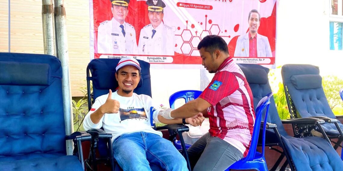 📷 Sebelum mengambil darah untuk donor, staf UTD RSUD Dompu (kanan) terlebih dahulu mengecek kondisi fisik dan kesehatan pendonor. Ini salah satu SOP yang wajib dilaksanakan. (Humas RSUD).