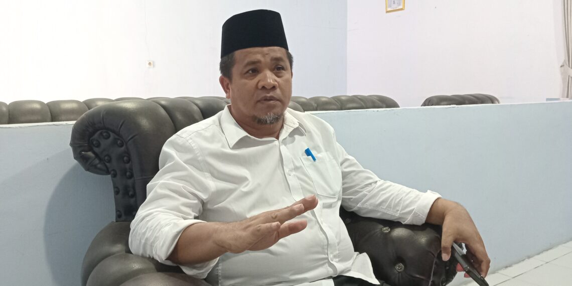 📷 Nukman Ahmad, S.H.,M.AP membeberkan pengaduan masyarakat terkait pengelolaan dana desa yang disinyalir bermasalah secara hukum di ruang kerjanya Inspektorat Dompu. (my).