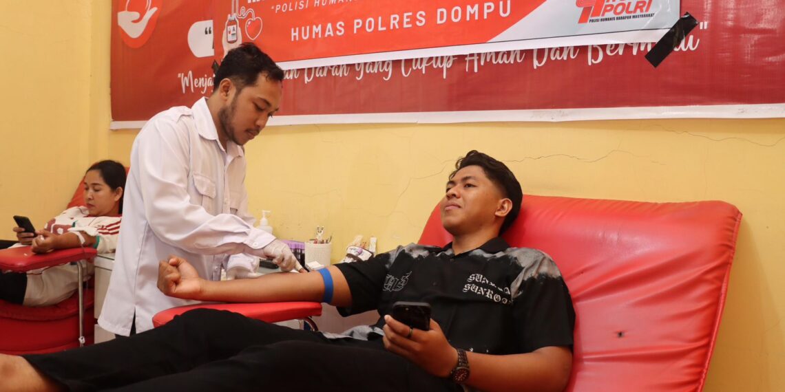 📷 Staf UTD, Rangga sedang memeriksa kesehatan calon pendonor guna memastikan layak atau tidak menyumbangkan darahnya. (Humas RSUD Dompu).