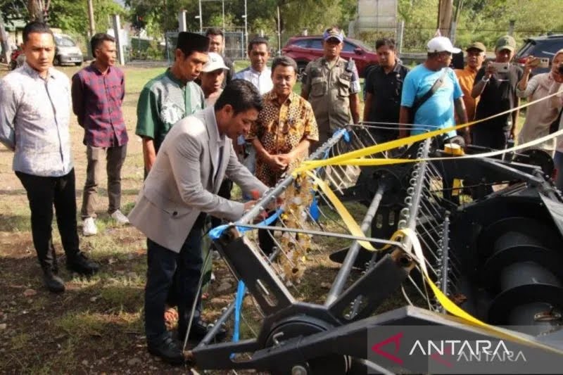 📷 Bupati Dompu serahkan bantuan kepada kelompok tani berupa alat produksi pertanian. (Antara News).