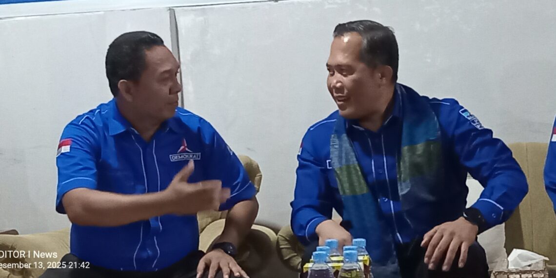 📷 Perbincangan hangat dua kader partai Demokrat. Ismul Rahmadin, S.Pd.I (kiri) selaku tuan rumah ngobrol dengan Si Made Rai Edi Astawa, S.Sos, sebelum acara konsolidasi dimulai. (my).