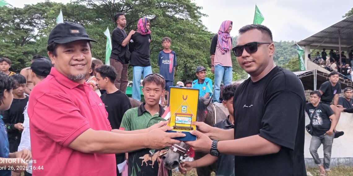 📷 Nukman menyerahkan plakat dan hadiah kepada salah satu pemilik kuda sebelum pacuan kuda Ren Teratur ditutup secara resmi. (my).