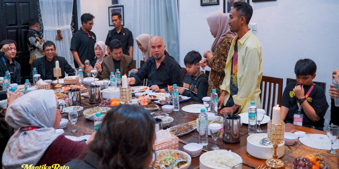 📷 Sebelum menuju arena konser, personel Dewa 19 mampir di Mantika Rato. Di sini Ahmad Dhani, Ello, dan Virzha menikmati hidangan istimewa, menu spesial dari rumah makan ternama di Dompu itu. (Mantika Rato).