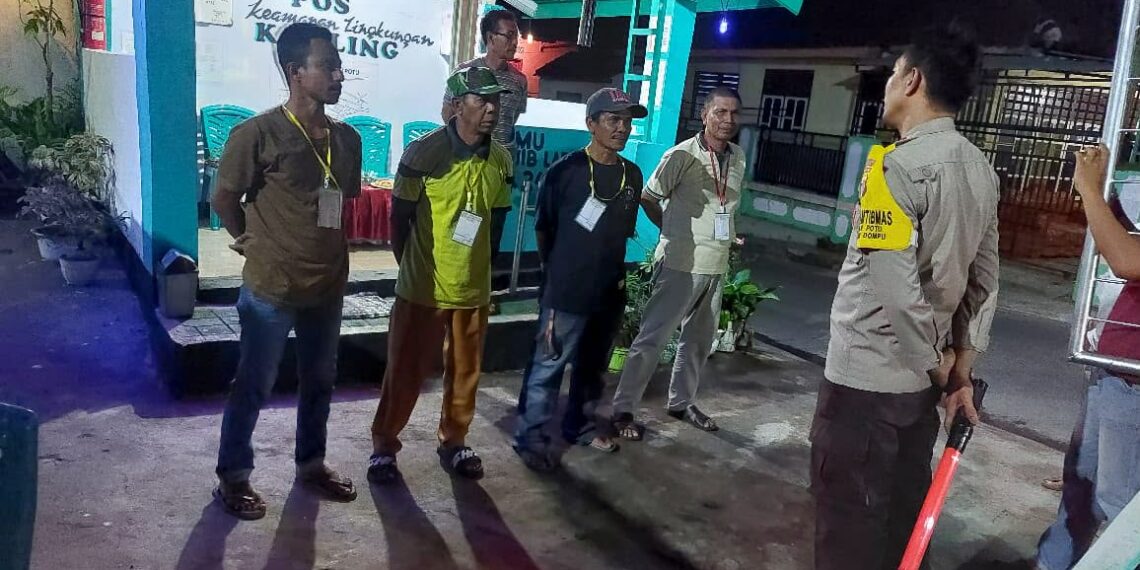📷 Bhabinkamtibmas Kelurahan Potu AIPTU Suyandi sedang menginspeksi dan memberikan pembinaan kamtibmas ke petugas jaga malam di Pos Ronda RT. 07 lingkungan Potu Timur. (Ynd).
