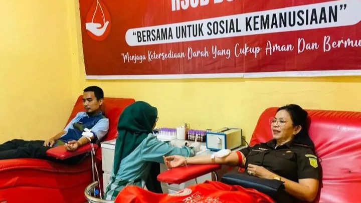 📷 Petugas transfusi darah UPD RSUD Dompu sedang memeriksa kondisi kesehatan Kajari Lusiana Bida (kanan) sebelum tindakan donor dilakukan. Pemeriksaan awal semacam ini adalah SOP baku di UPD yang harus dipatuhi oleh petugas. (Van/DR2).