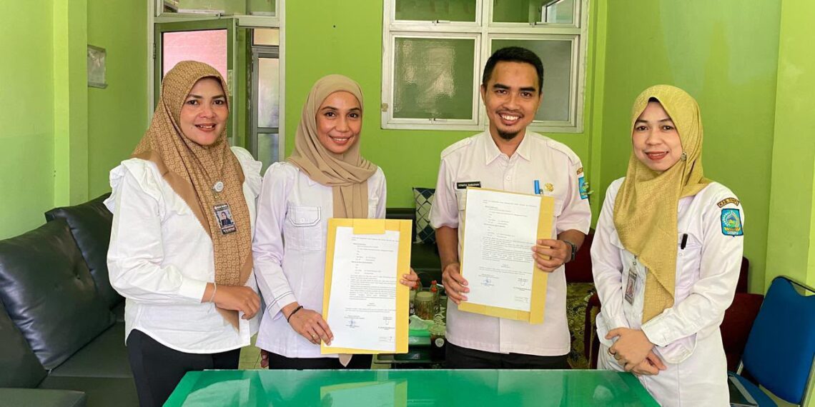 📷 dr. Fitratul Ramadhan, Sp.P (kedua dari kanan) dan dr. Laela Soraya (kedua dari kiri) sepakati kerjasama pelayanan darah yang aman bagi pasien. Kolaborasi ini wujud tanggung jawab moril dua pimpinan RSUD dalam memaksimalkan pelayanan. (Fan).
