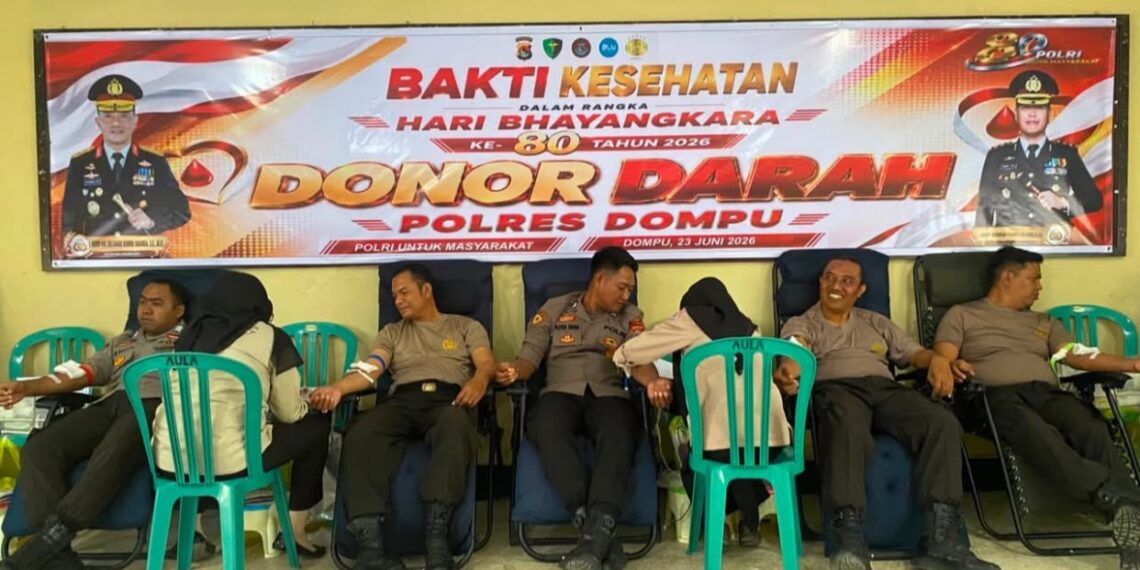 📷 Anggota Polres Dompu sedang mendonorkan darahnya pada kegiatan bakti kesehatan HUT Bhayangkara ke-80. (Van/DIR2).