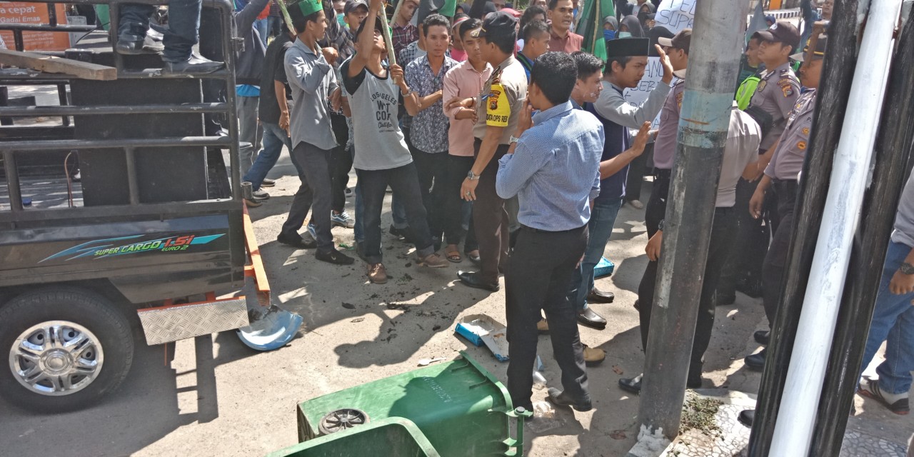 HMI Cabang Dompu Bentrok Dengan Polisi