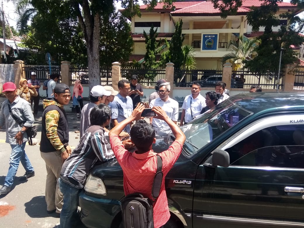 Aspirasi Diacuhkan, Mahasiswa Dompu Makassar Blokir Jalan