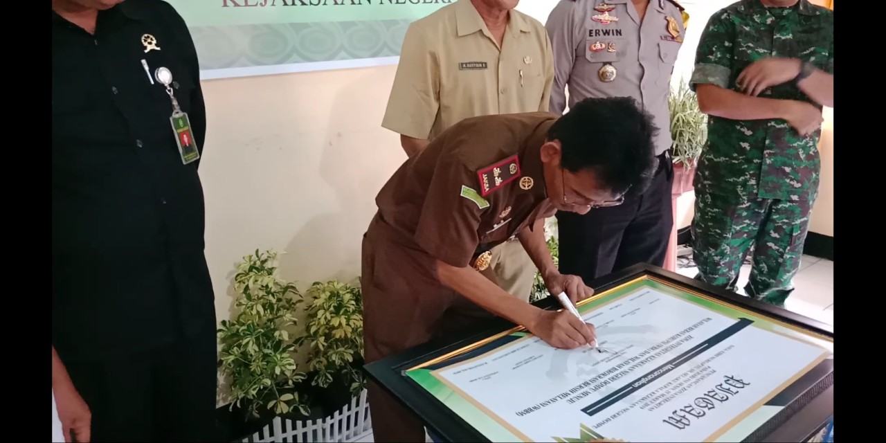 Kajari Dompu Edhi Nursapto tanda tangan piagam pakta integritas