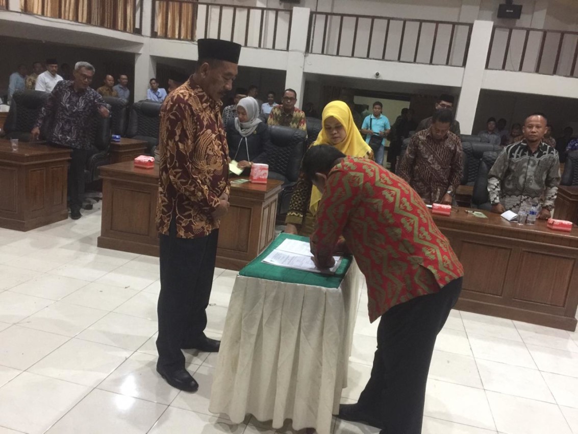 PIDATO BUPATI DOMPU DIHADAPAN SIDANG PARIPURNA DPRD KABUPATEN DOMPU DENGAN AGENDA PENYAMPAIAN RANCANGAN KEBIJAKAN UMUM APBD dan PRIORITAS PLAFON ANGGARAN SEMENTARA PERUBAHAN APBD KABUPATEN DOMPU TAHUN ANGGARAN 2018