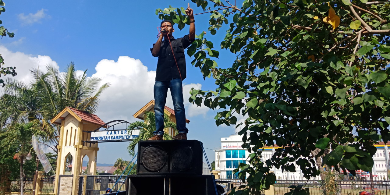 Anggota Arak Dompu Anas sedang berorasi depan Pengadilan Negeri Dompu, Nusa Barat, dalam aksi demonstrasi memberikan dukungan moril kepada penegak hukum. (Foto ; my).