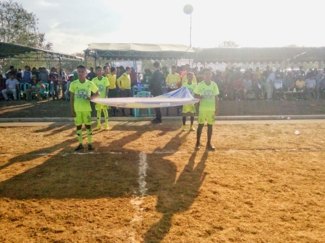 Tim Persidom dan Persekobi saat memasuki lapangan dalam Liga Tiga Rayon NTB. (Foto ; sp).