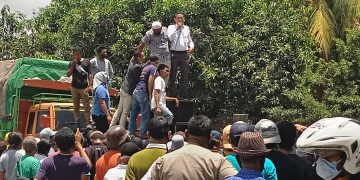 Mediasi gagal, massa kurung anggota KPU Dompu dan hujani Bawaslu dengan Batu