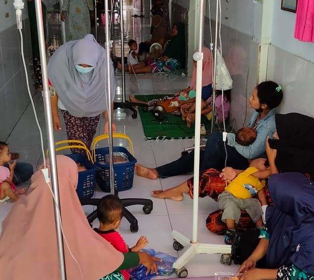 Memprihatinkan, suasana pasien anak-anak dan balita bersama orang tuanya di zal anak RSUD Dompu. Mereka lebih memilih tidur di lantai diluar ruangan opname ketimbang di dalam ruangan karena alasannya panas dan pengap. (foto : facebook Mas Dian).