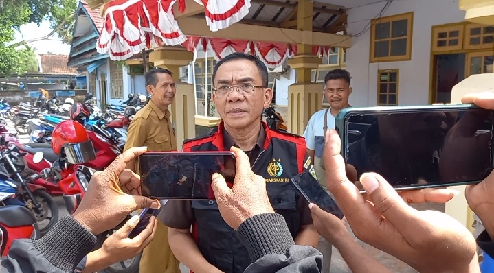 📷 Koordinator tim satuan khusus pemberantasan korupsi Kejati NTB Burhanuddin saat memberikan keterangan pers di kantor Dikpora Dompu beberapa waktu yang lalu. (Ist).
