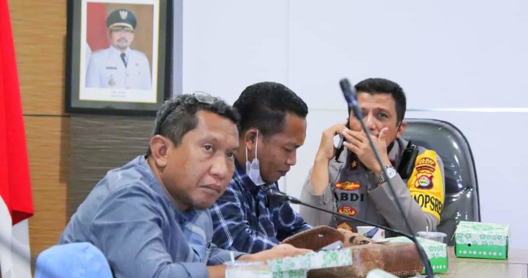 📷 Video konferensi antisipasi merebaknya virus PMK di Dompu. Kabid Kesmavet drh. Mujahiddin serius mendengarkan pemaparan oleh kepala BNPB. (Kominfo).