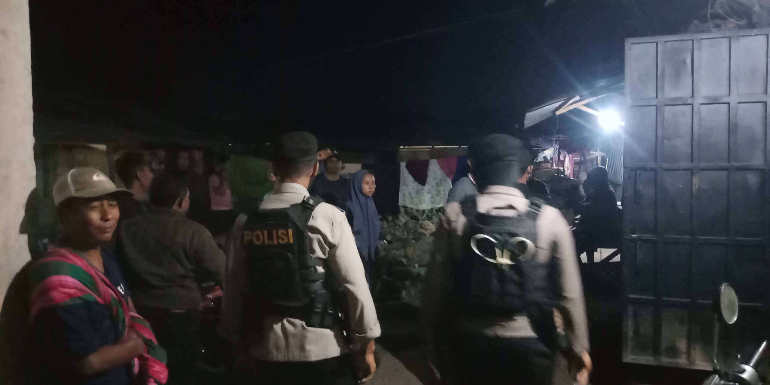 📷 Suasana penggeledahan dan penangkapan terduga kasus narkoba. (my).